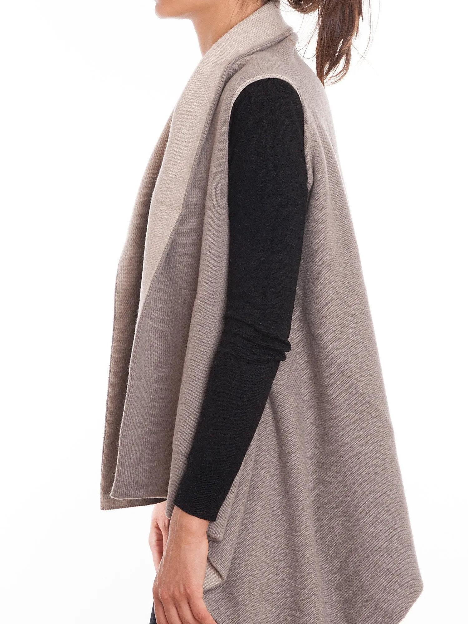 Cardigan smanicato bicolore misto cashmere